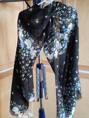 BNWT OLD NAVY navy colorway floral scarf (OS)